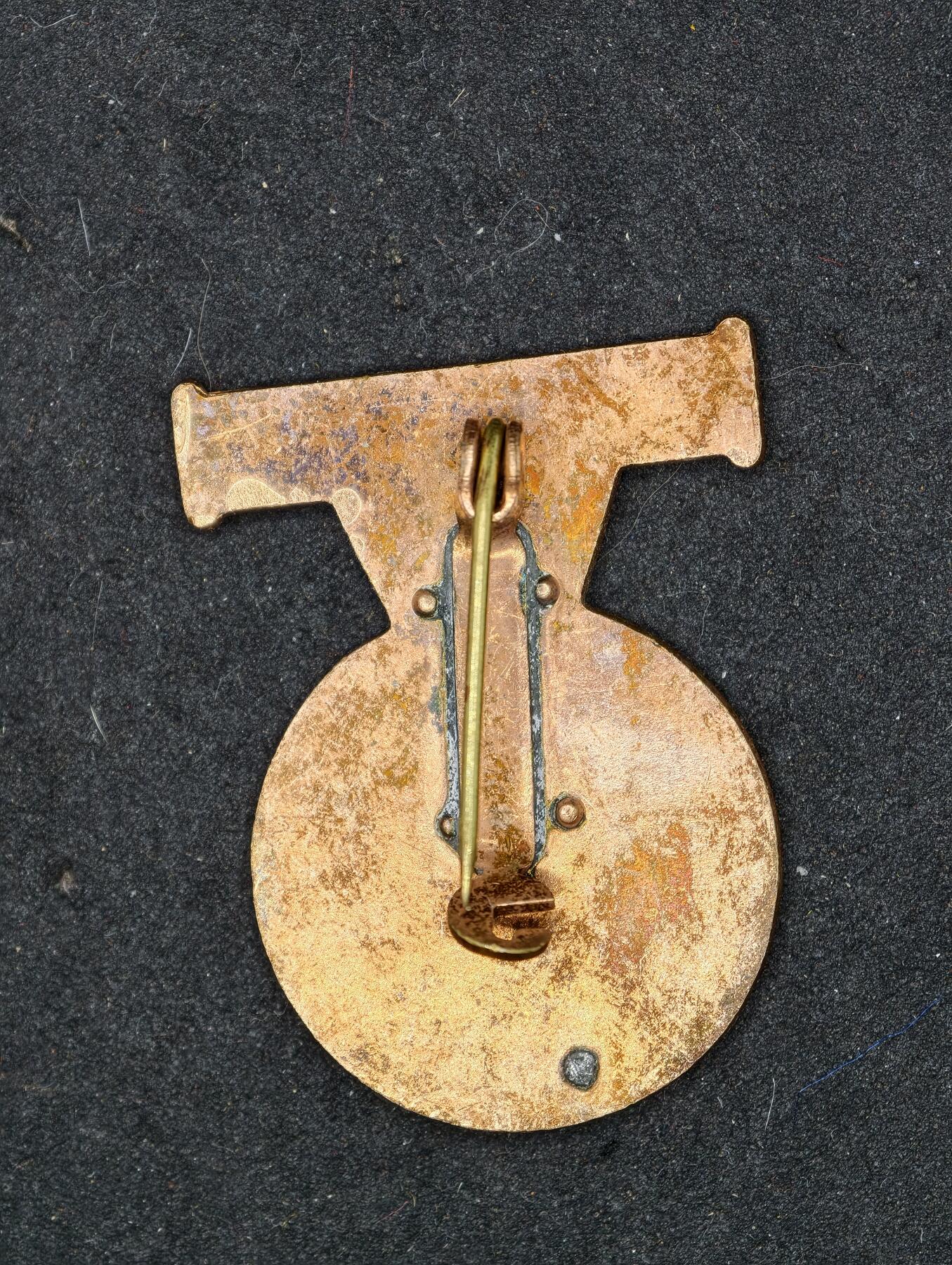 凯旋世界勋赏（第20期）（欢迎送拍）（对拍品有疑问请询问客服，不接受到手刀，出价默认拍品品相。请认真阅读拍卖规则！出价默认已认可！）（收到货请录制开箱视频，无视频概不处理问题。） DDR竞技体育章