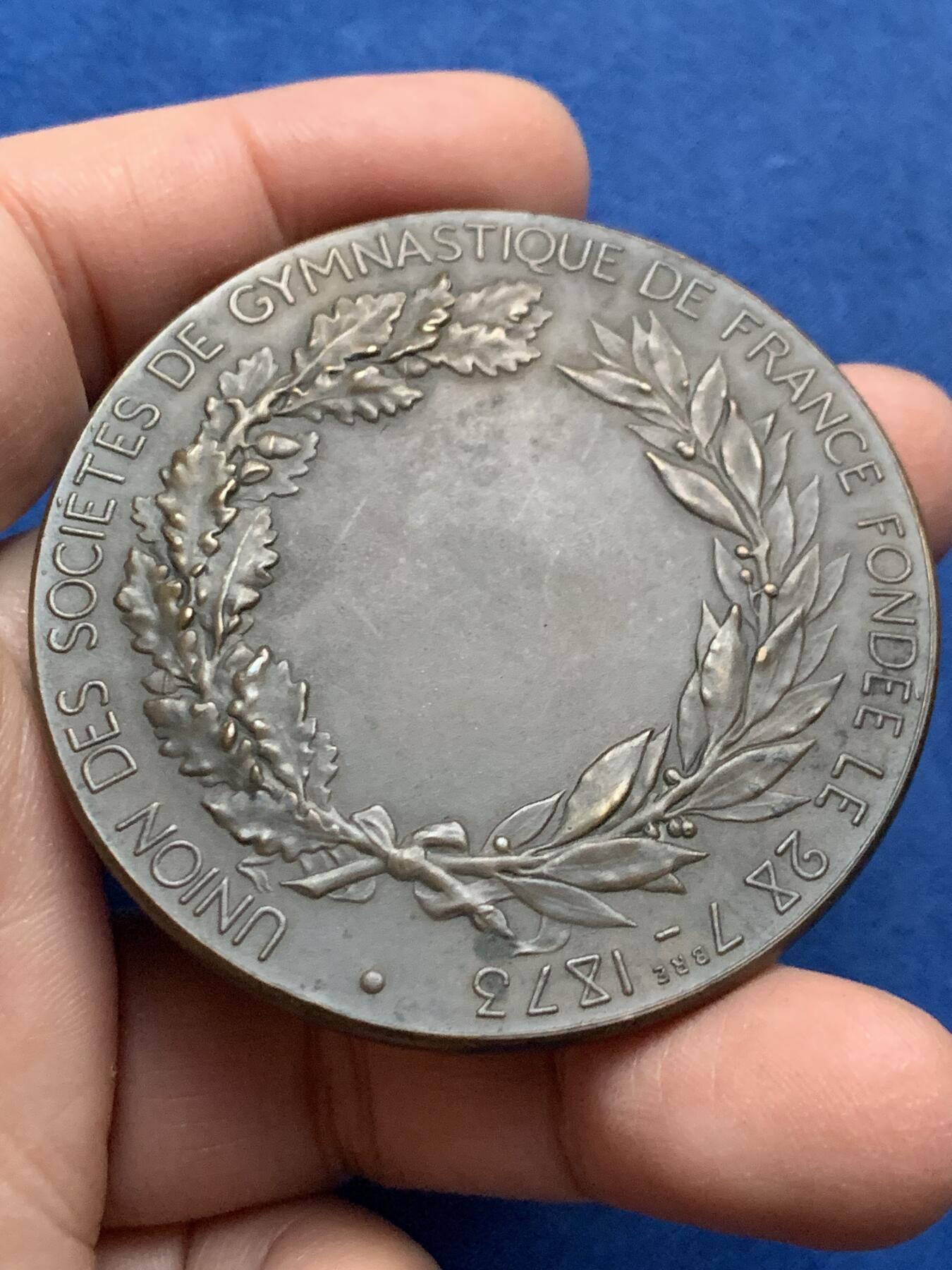 《竞宝斋》第443场 周日，周一，2场连拍 （全场包邮） 名家名作 法国体操协会联盟铜章 93.8克 57.8mm 丰饶角铜标 精美盒装