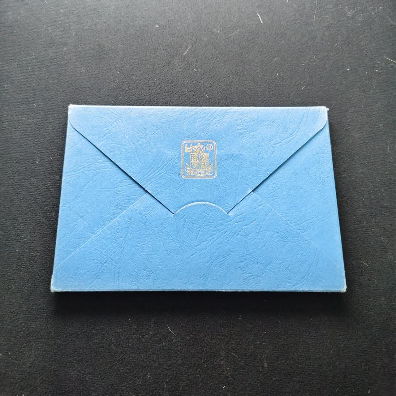 【全场包邮】纯粹捡漏拍485场（免费代拍第22场） 根西1981年官方发行皇家厂经典信封装精制套币-含根西百合1镑精制币-盒证全-PS9