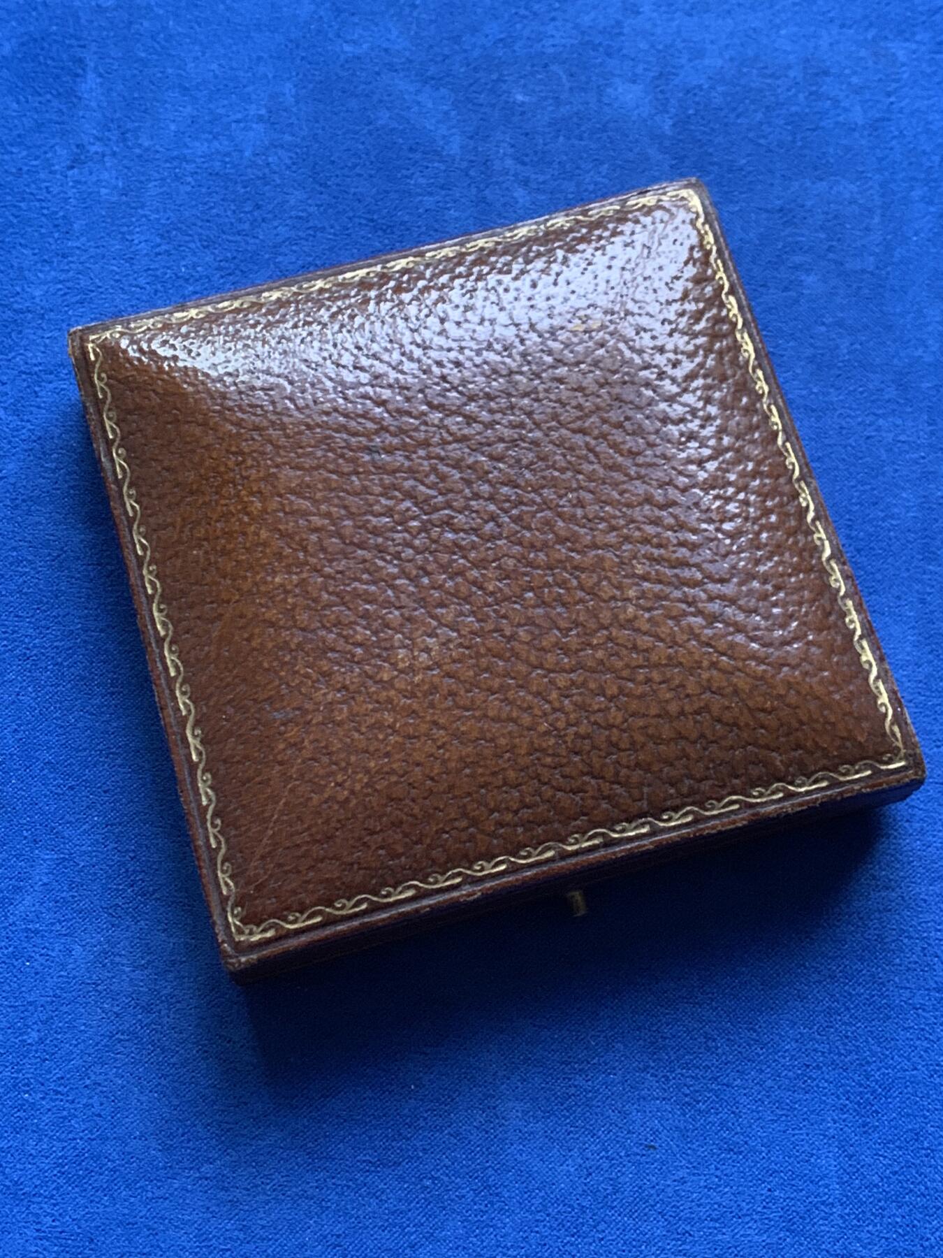 《竞宝斋》第443场 周日，周一，2场连拍 （全场包邮） 英国牛津和剑桥大学竞技运动1911年大型铜奖章，98.7克，60.2mm，盒装，用于牛津对决剑桥的运动赛事中，此章颁发给了一英里田径比赛的第二名R.D.C.LARKE