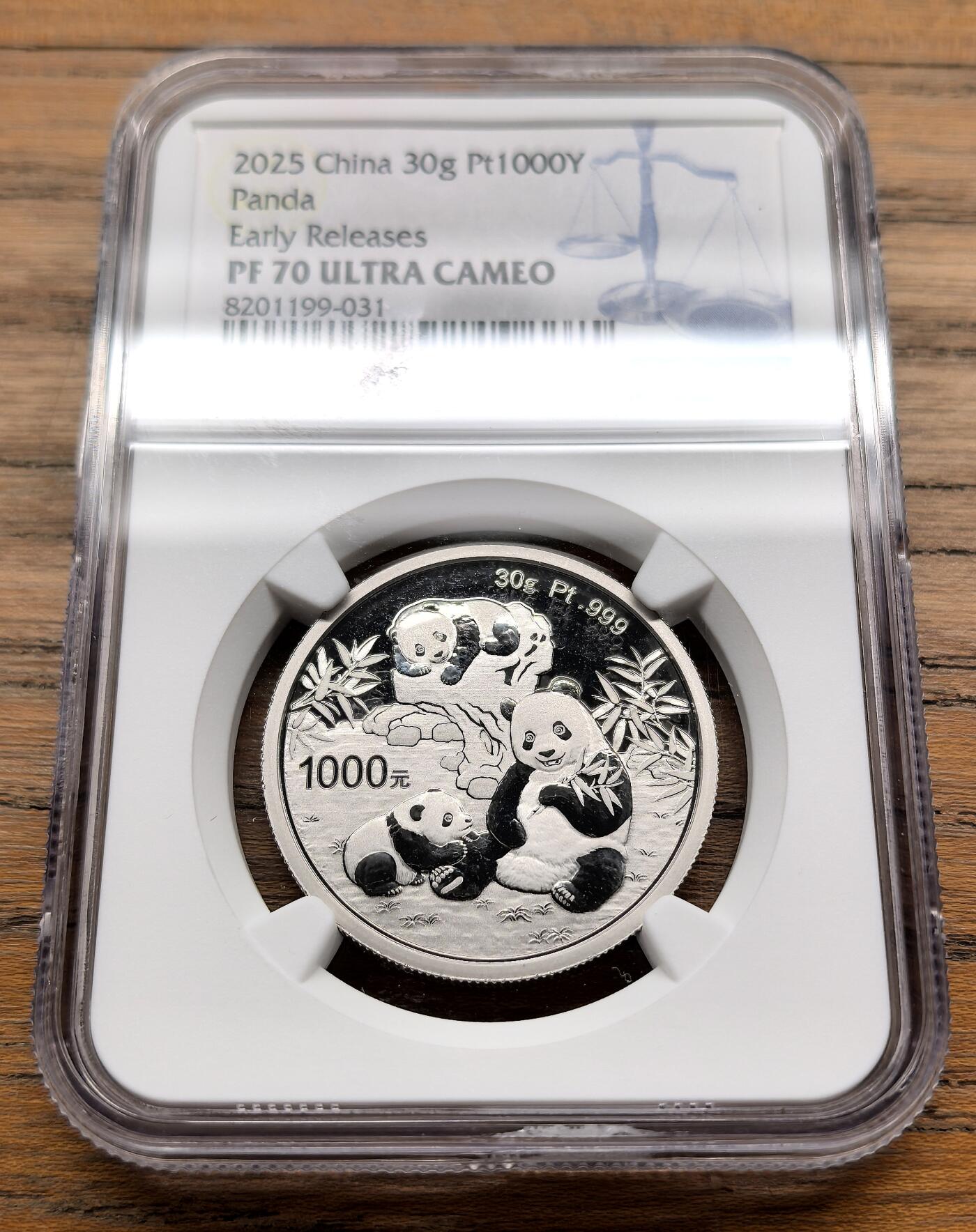 纫秋兰以为佩·凡希社微拍感恩专场 2025中国熊猫铂金1000元NGC-PF70UC，原厂盒证全品。