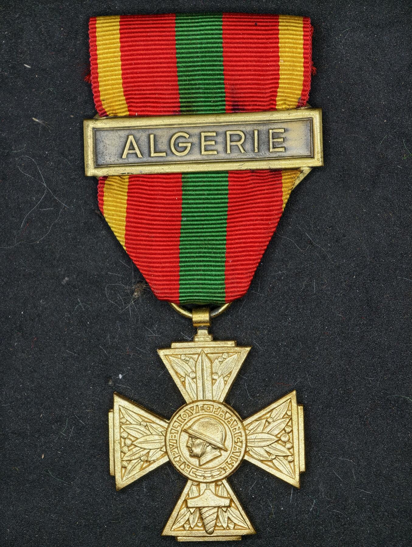 凯旋世界勋赏（第20期）（欢迎送拍）（对拍品有疑问请询问客服，不接受到手刀，出价默认拍品品相。请认真阅读拍卖规则！出价默认已认可！）（收到货请录制开箱视频，无视频概不处理问题。） 法国一战志愿战士十字，带阿尔及利亚铭条