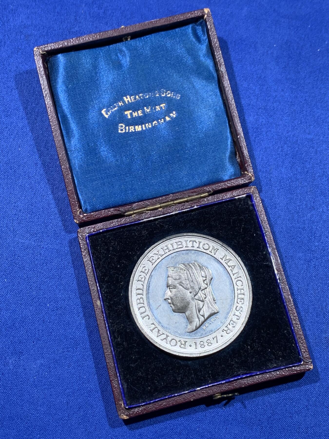 《竞宝斋》第443场 周日，周一，2场连拍 （全场包邮） 英国1887维多利亚女王曼彻斯特皇家禧年纪念大章，高浮雕白色金属，远比铜章稀少，直径44.7mm，重量32.9g，带盒。