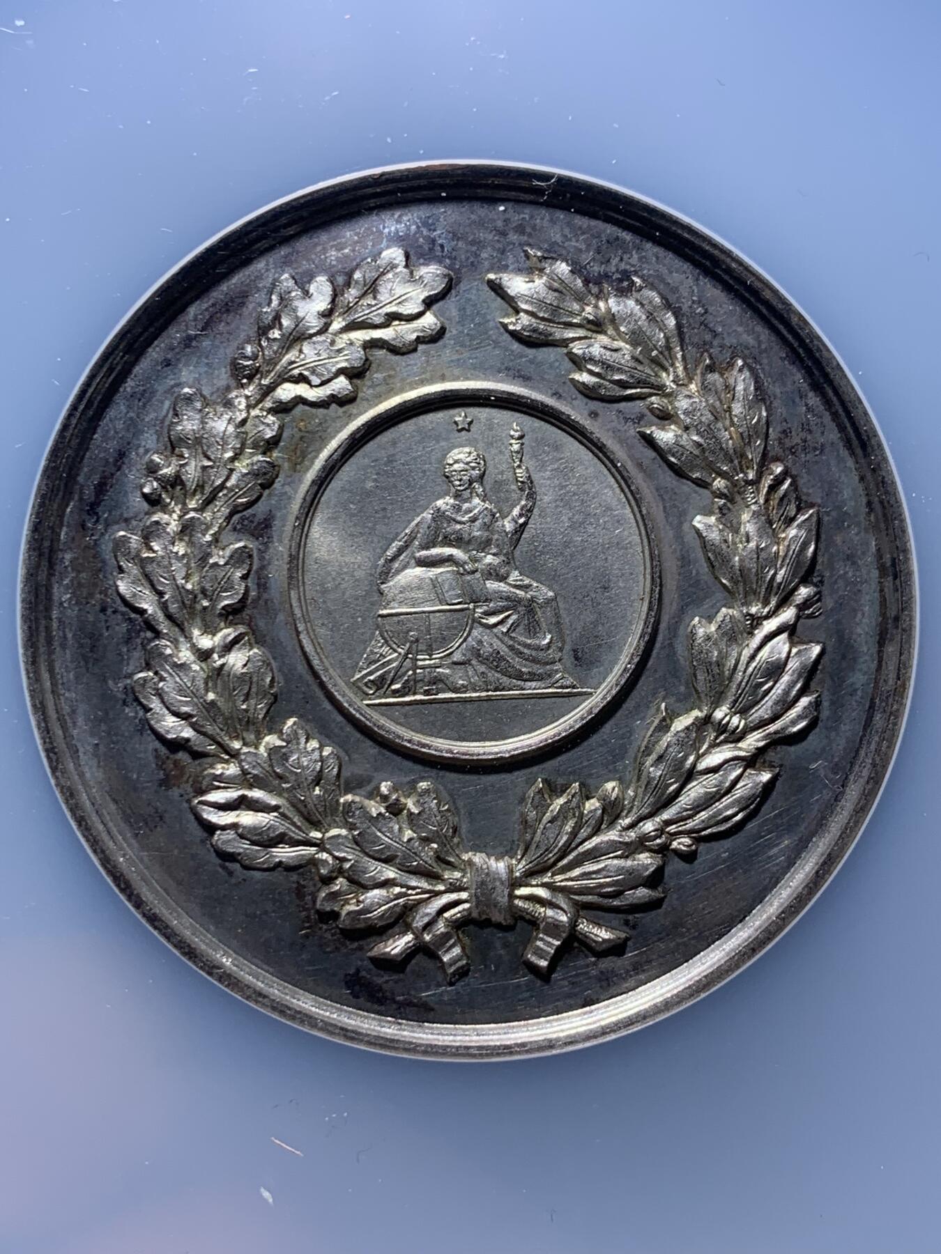 《竞宝斋》第443场 周日，周一，2场连拍 （全场包邮） NGC MS63 高分 1889年布鲁塞尔博览会 SCOLAIRE翼女神镀银铜章，双面高浮雕，细节立体，首见品，加大加厚盒。