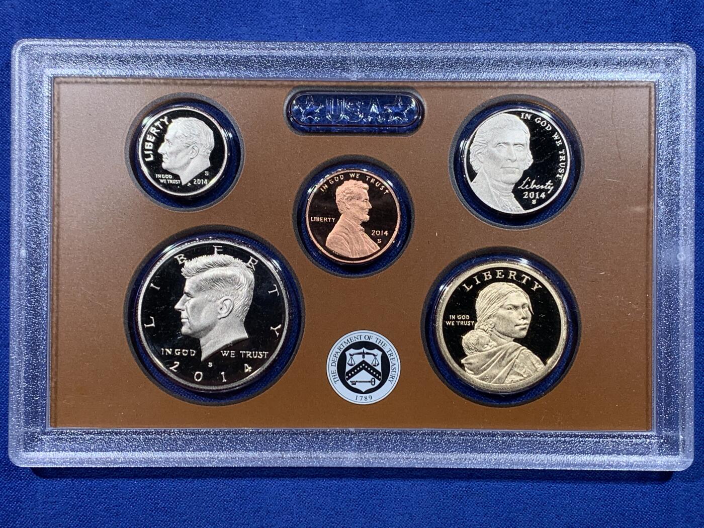 《竞宝斋》第443场 周日，周一，2场连拍 （全场包邮） 美国2014年精制套币（3本：总统币4枚，州币5枚，流通币5枚有萨卡嘉维亚）细节见图