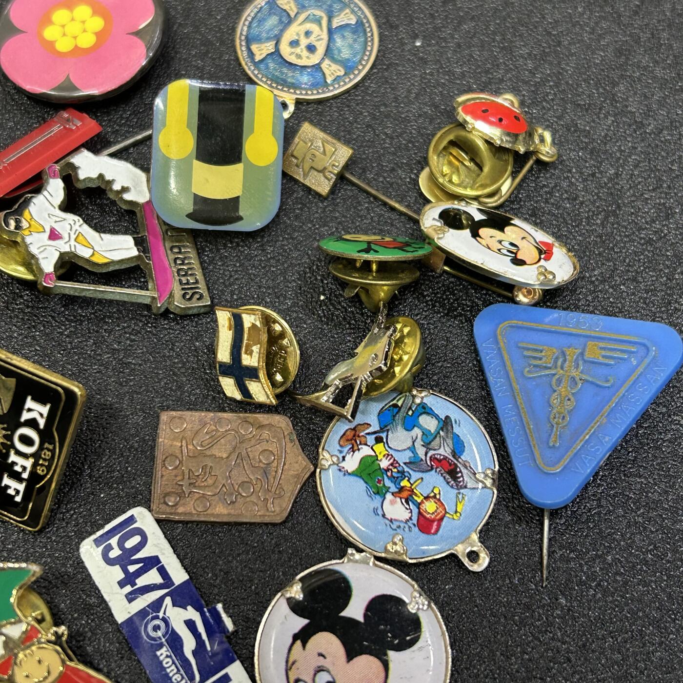 西秦中古拍卖第六十八期 欧洲小徽章一组