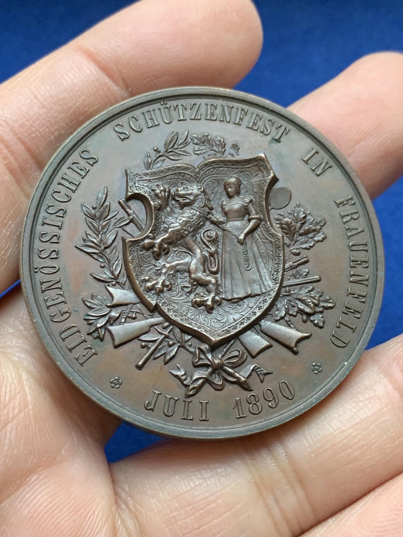 《竞宝斋》第443场 周日，周一，2场连拍 （全场包邮） 瑞士1890年弗劳恩菲尔德射击节大铜章 双面高浮雕 精美细腻 50.6克 45mm