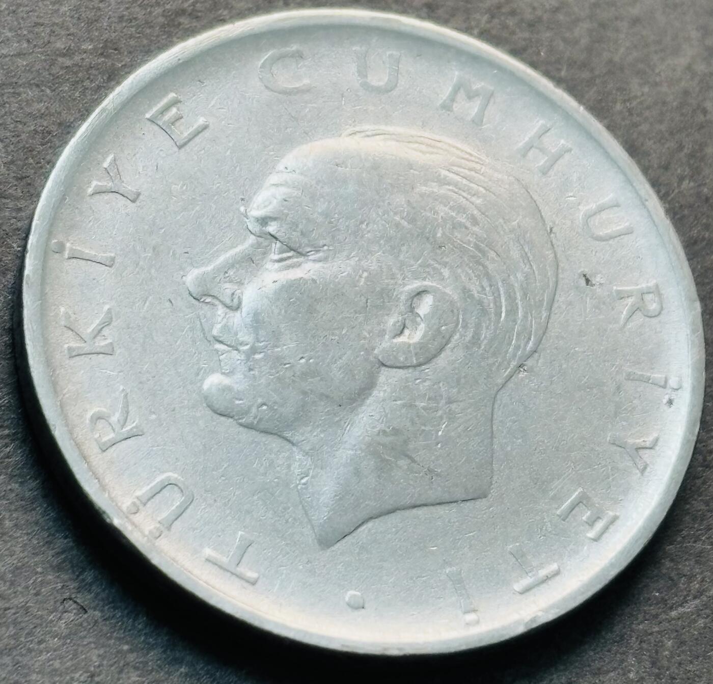 文馨钱币收藏第 284 场，【 长期接收代拍品】老藏家拍品南朝鲜李承晚时期货币，泰国大型纪念币，土耳其各时期及各国套币场 星月形向左 1960 年土耳其 1 里拉大币，有磁版