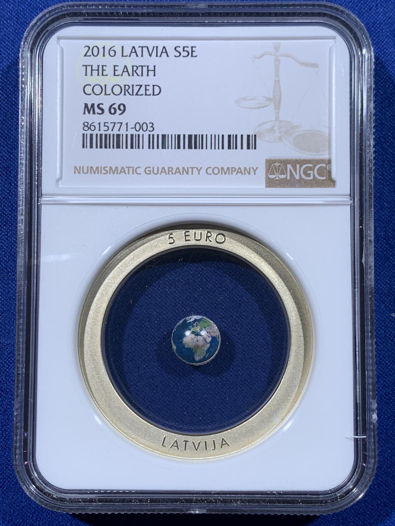 《竞宝斋》第443场 周日，周一，2场连拍 （全场包邮） NGC PF69UC 拉脱维亚2016年发行的透明陶瓷彩色地球镶嵌纪念银币-5欧（20克，925银，40MM币径，限量5千枚，盒证齐全）荣膺2017年第11届硬币之星原创技术大奖