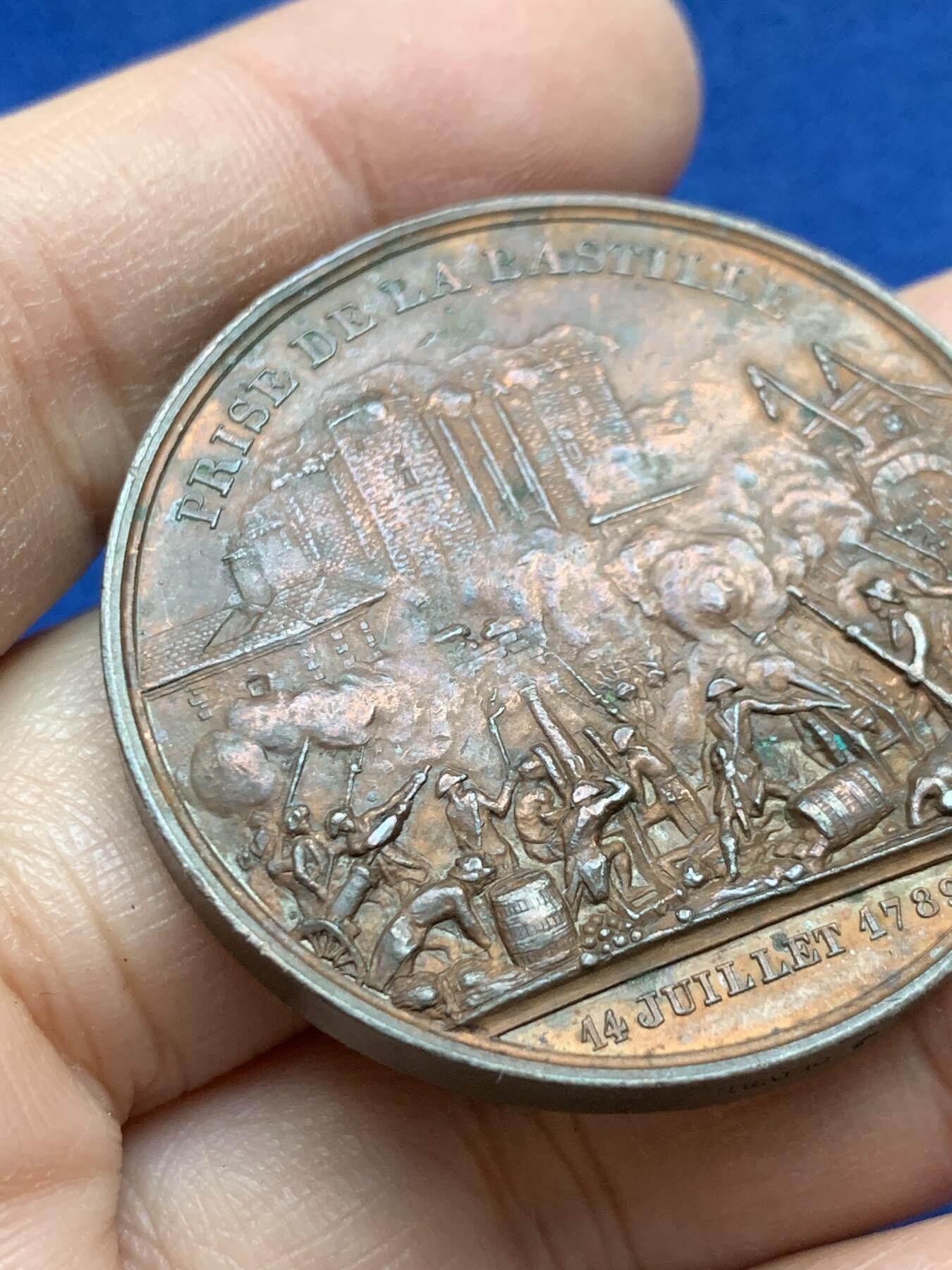 《竞宝斋》第443场 周日，周一，2场连拍 （全场包邮） 法国大革命-攻占巴士底狱纪念铜章 43.65克 42.2mm 船首边铭 早期版本 双面高浮雕 细节细腻