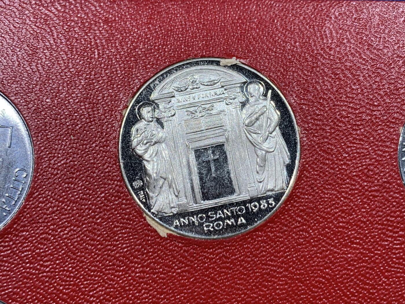 《竞宝斋》第443场 周日，周一，2场连拍 （全场包邮） 梵蒂冈1983年特别救赎圣年纪念套币，非清年套，含1983年圣年罗马纪念章，纪念基督完成赎世工程1950周年。