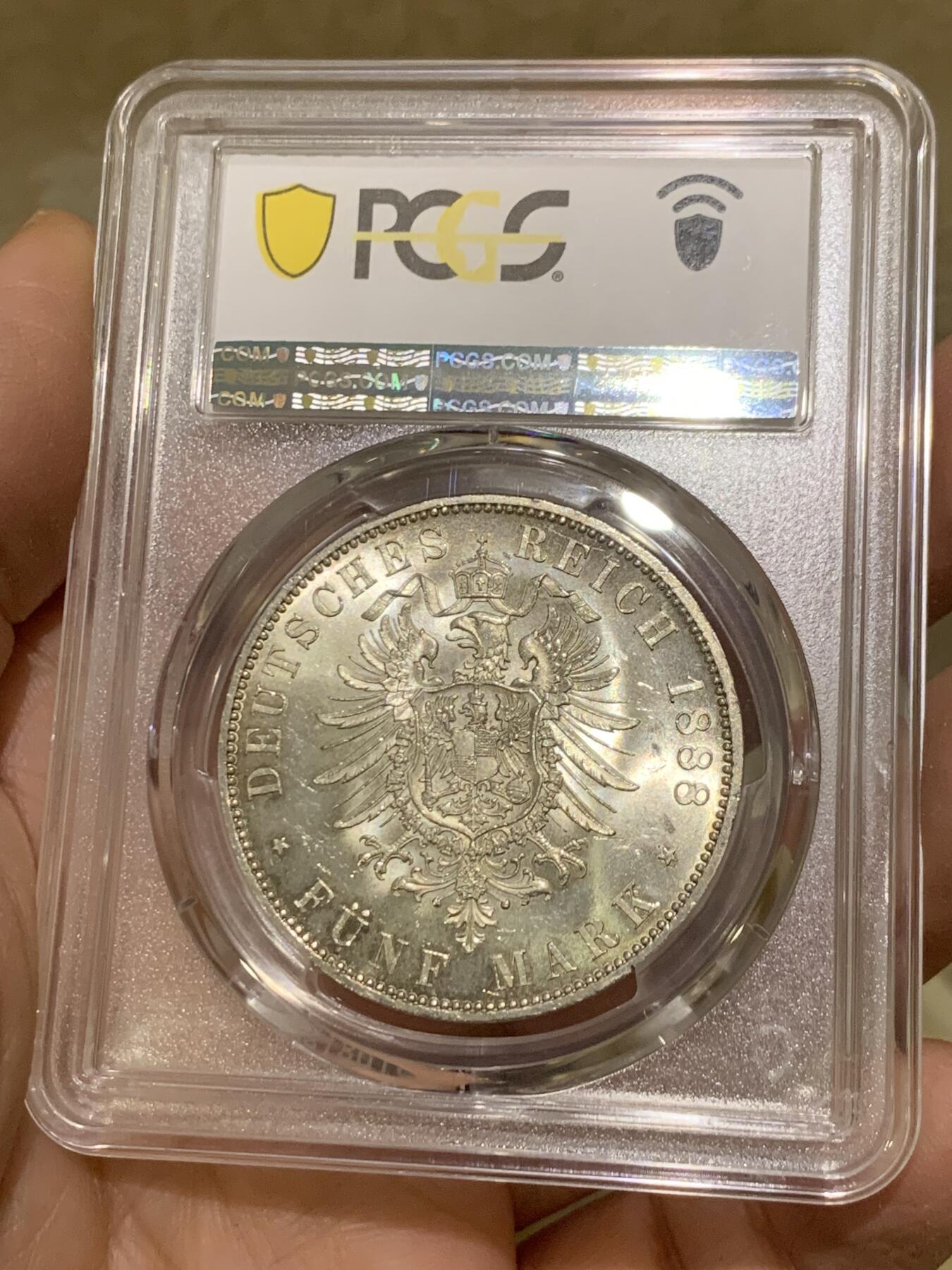 《竞宝斋》第443场 周日，周一，2场连拍 （全场包邮） PCGS MS64 德国普鲁士1888年弗里德里希短翅鹰流通5马克银币，大热门品种，十字转光 ，细节见图。