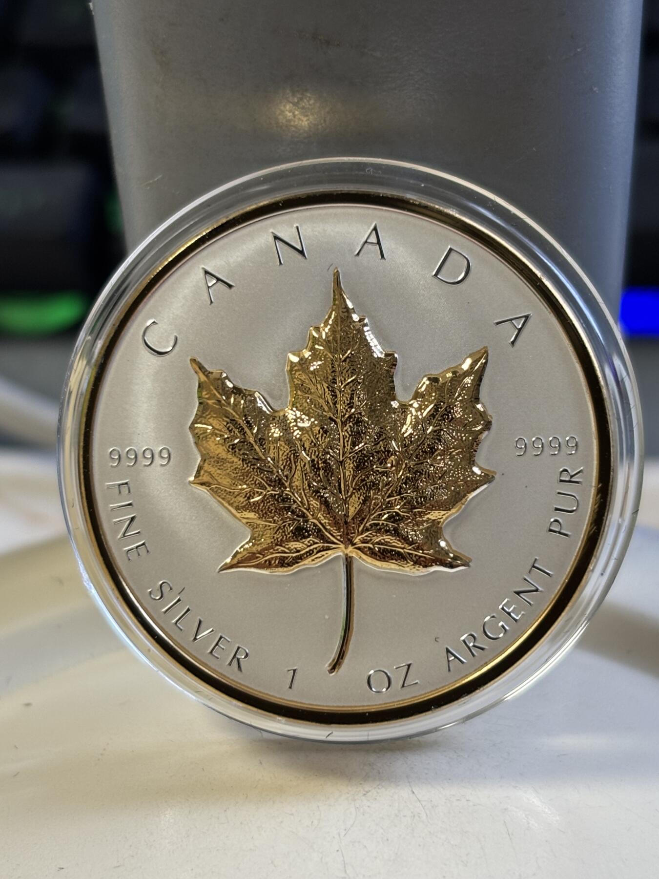 第183期拍卖 加拿大2023年枫叶发行35周年超高浮雕1盎司局部镀金银币，9999银镀金，发行8000枚，