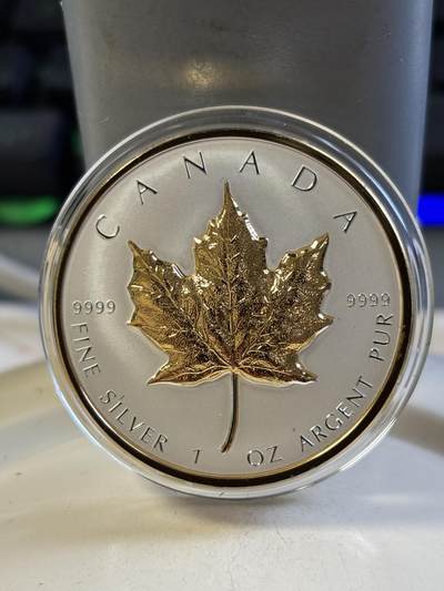 第183期拍卖 - 加拿大2023年枫叶发行35周年超高浮雕1盎司局部镀金银币，9999银镀金，发行8000枚，