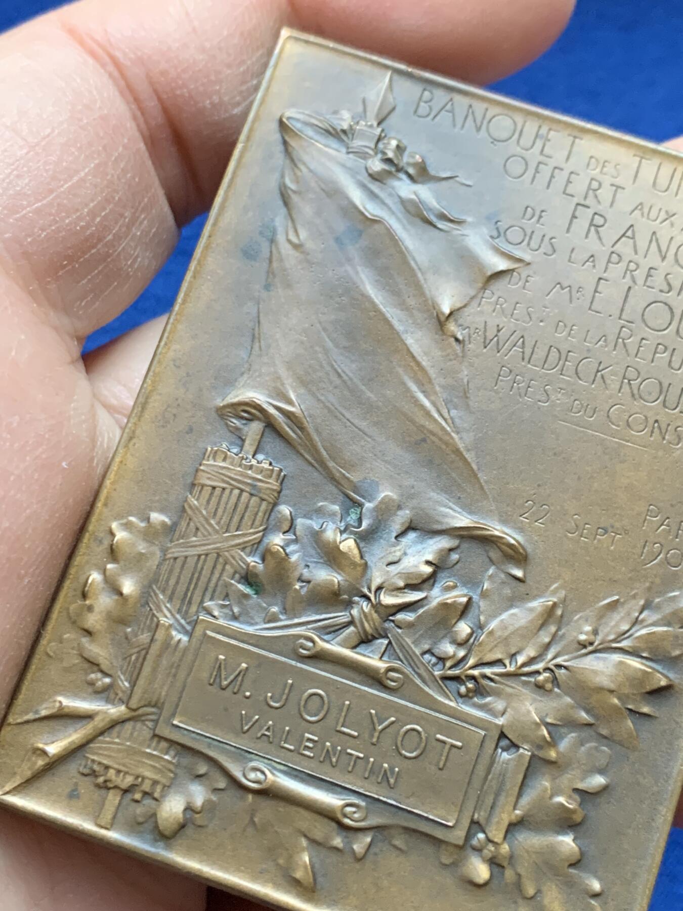 《竞宝斋》第443场 周日，周一，2场连拍 （全场包邮） 名家 F.Vernon作 1900年世界博览会期间杜乐丽宫法国市长宴会纪念方型铜章 75.7克 46.7*63.9mm 丰饶角铜标