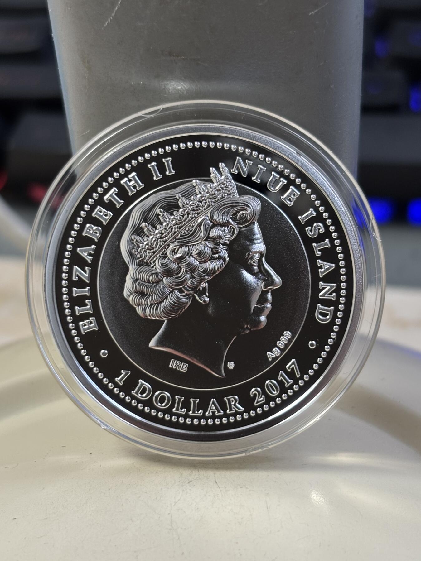 第184期拍卖  纽埃2017年体育运动项目排球彩色精制纪念银币,999银，发行500枚，17.5克