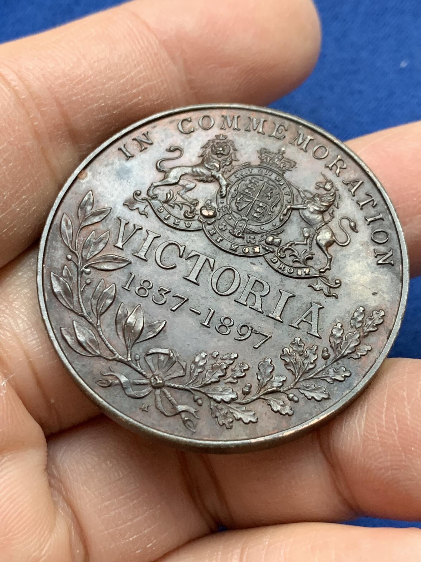 《竞宝斋》第443场 周日，周一，2场连拍 （全场包邮） 英国1897年维多利亚女王在位60周年纪念铜章，32克，39mm，品相好。