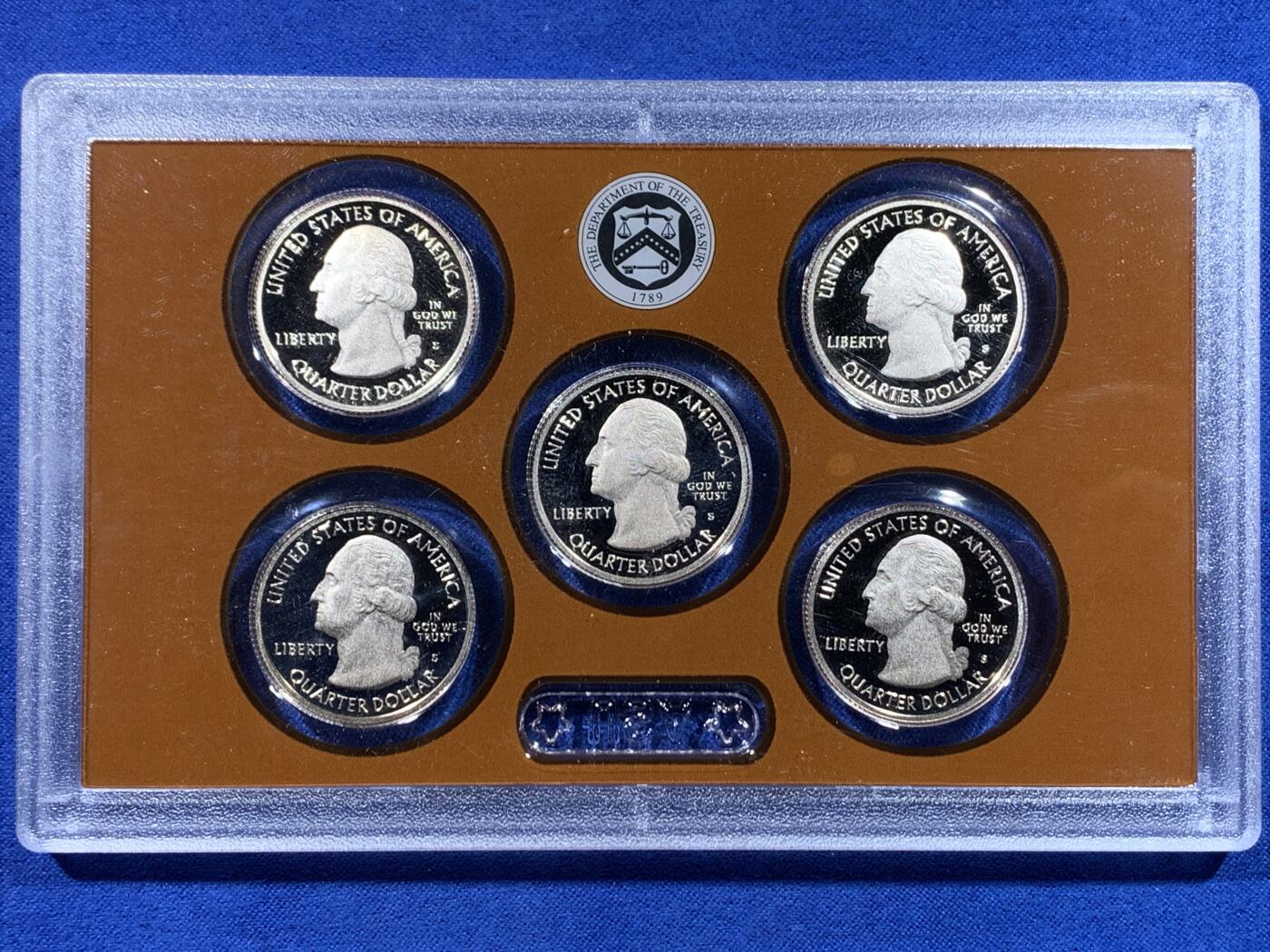 《竞宝斋》第443场 周日，周一，2场连拍 （全场包邮） 美国2014年精制套币（3本：总统币4枚，州币5枚，流通币5枚有萨卡嘉维亚）细节见图