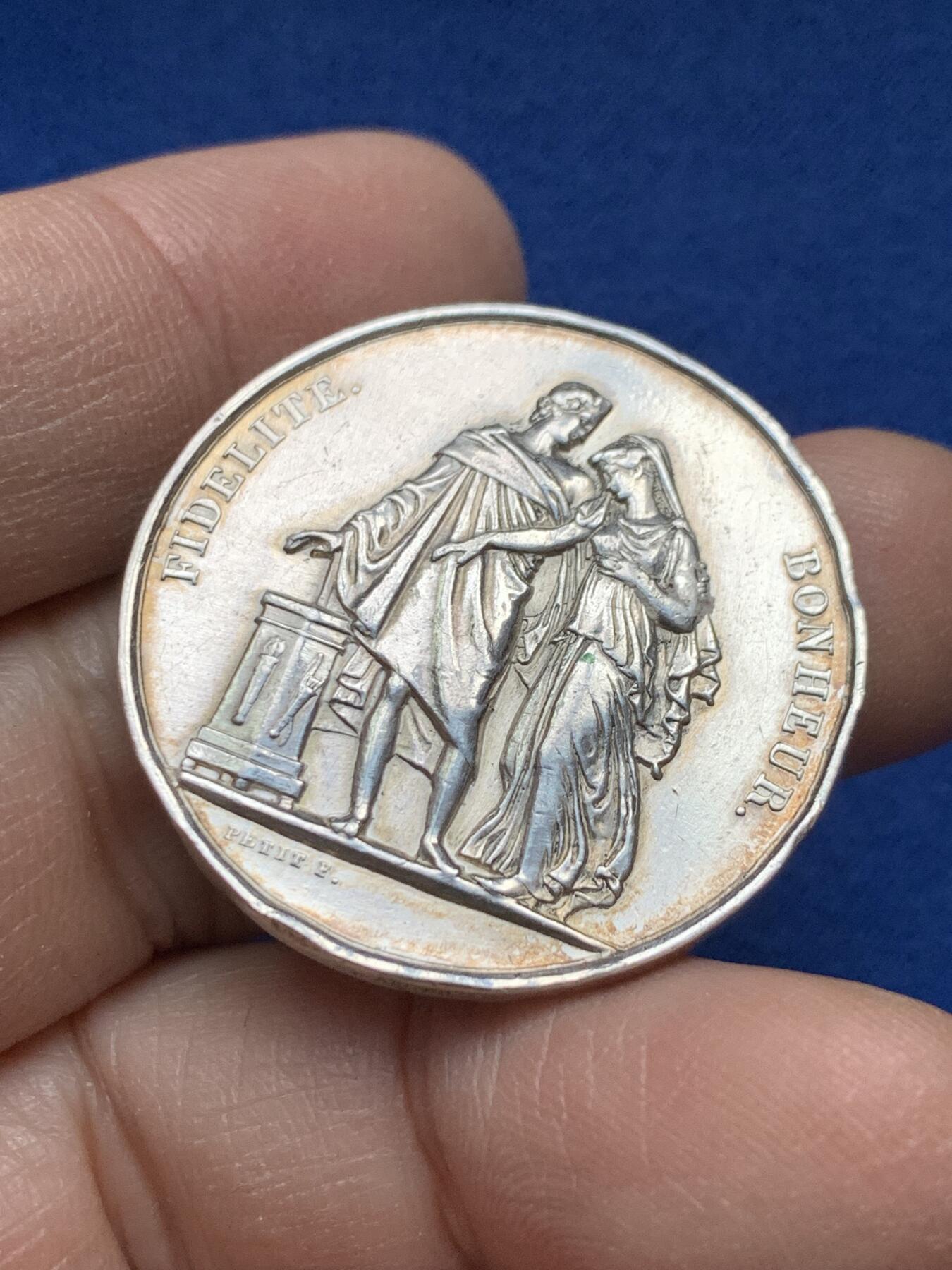 《竞宝斋》第443场 周日，周一，2场连拍 （全场包邮） 法国1913年婚姻银章老改胸针 32mm 16.1g 蜜蜂边铭 细节见图