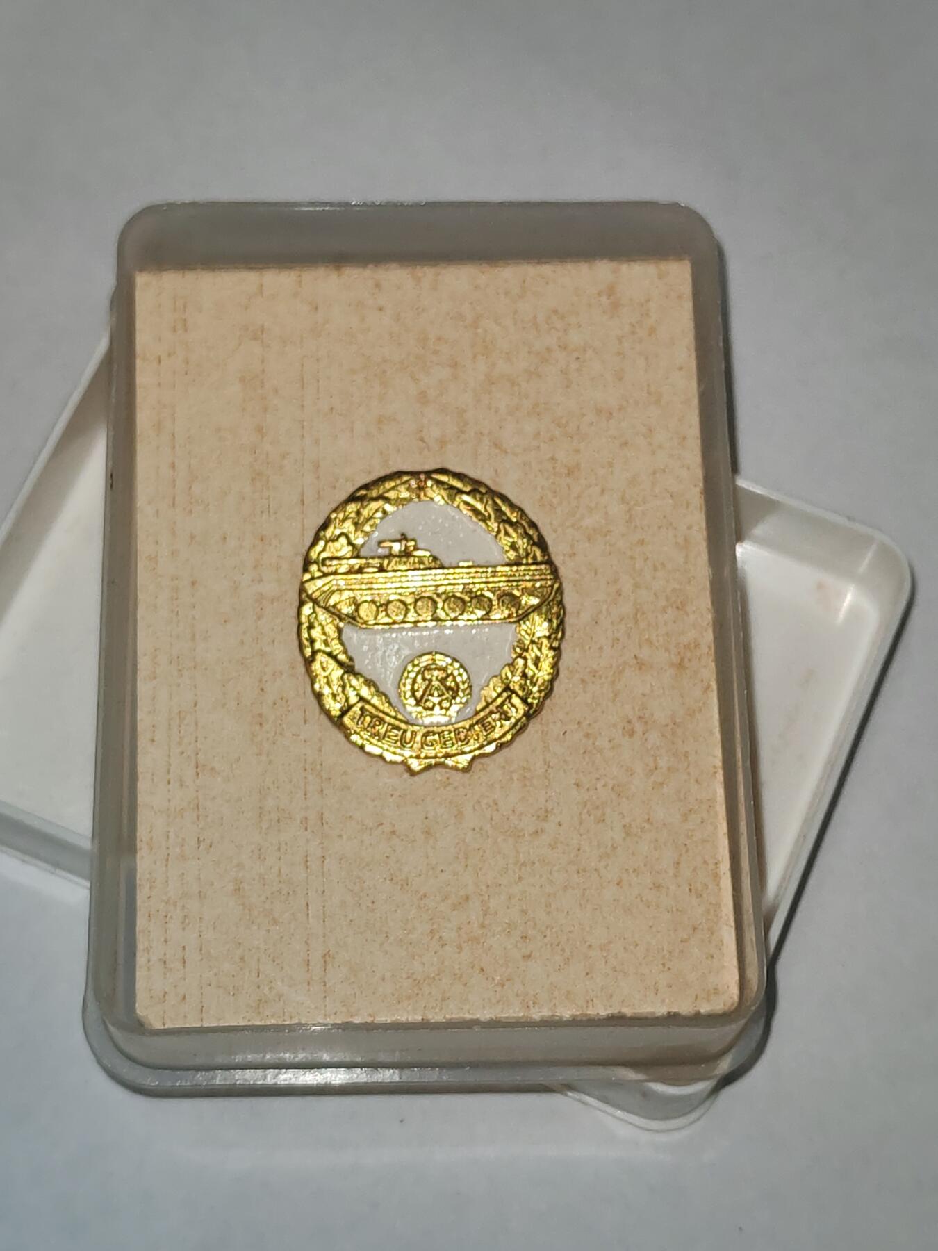 韵星假日拍卖第三十一期 -- Rimey Holidays Auction 31 民主德国优秀装甲兵驾驶员证章 带原盒