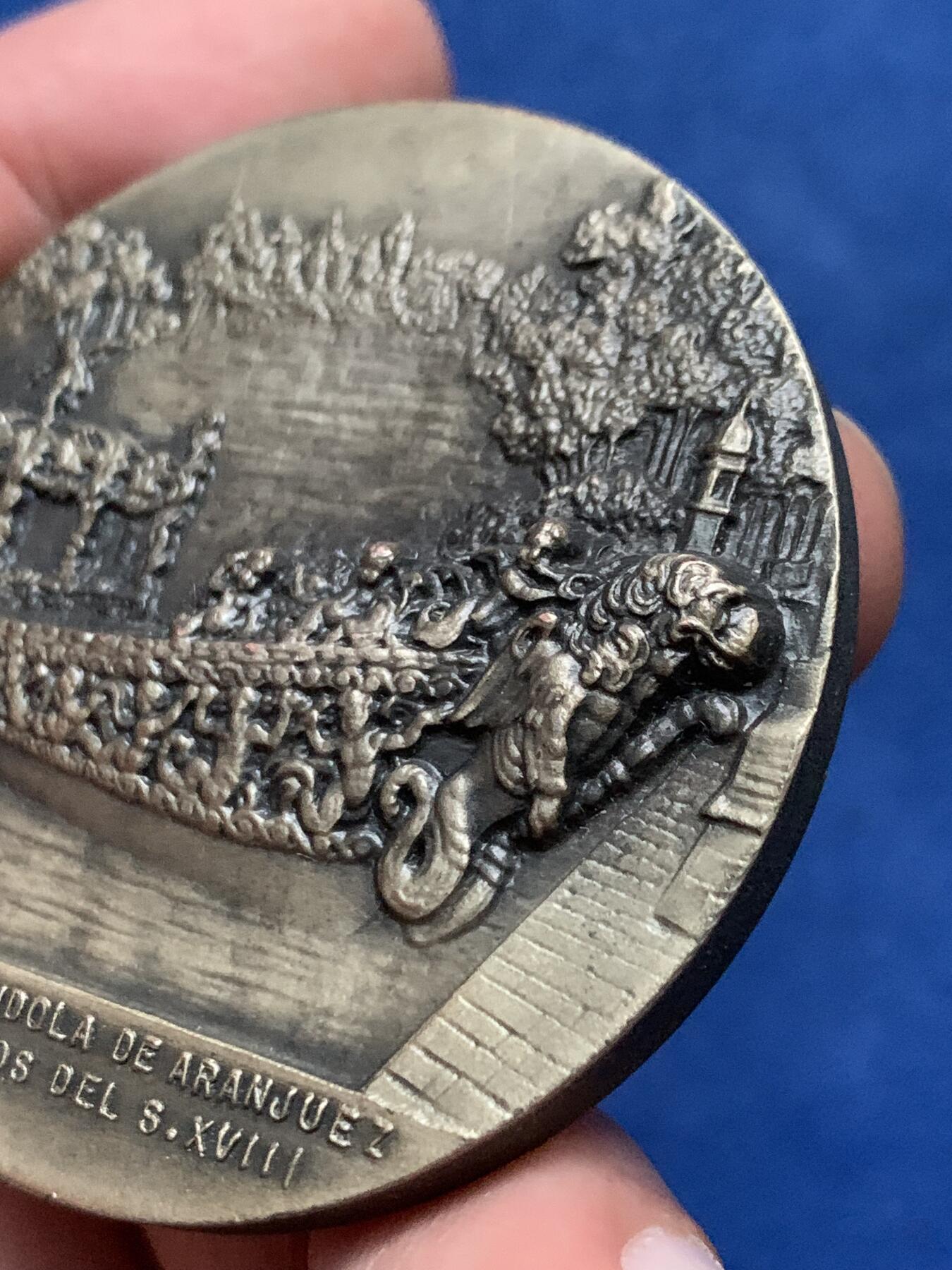 《竞宝斋》第443场 周日，周一，2场连拍 （全场包邮） 1970年西班牙巴塞罗那第八届国际航海博览会纪念镀银铜章 66.5克 50mm 带盒 正面：阿兰胡埃斯宫贡多拉御船