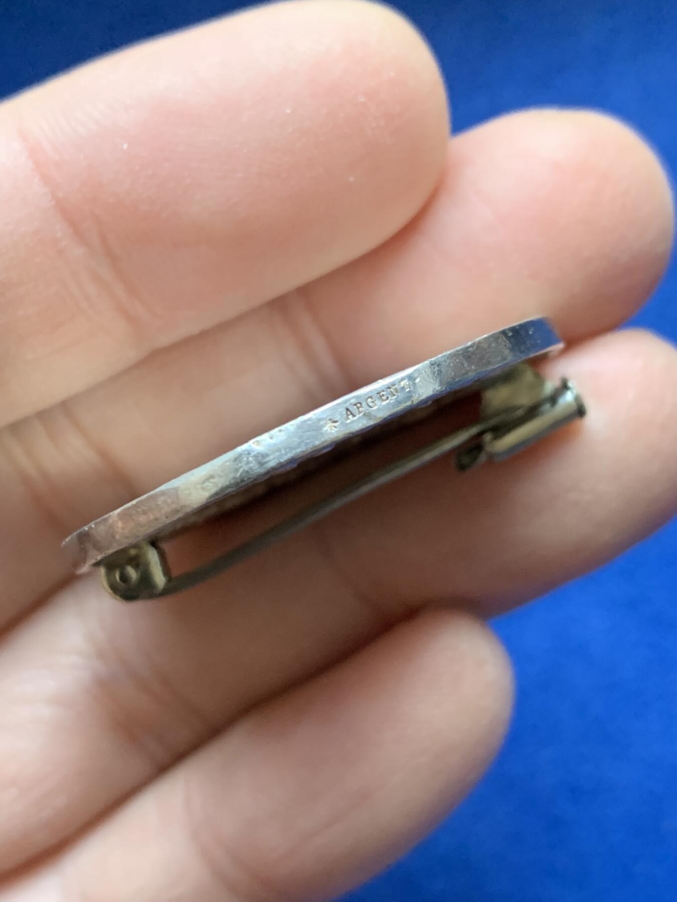 《竞宝斋》第443场 周日，周一，2场连拍 （全场包邮） 法国1913年婚姻银章老改胸针 32mm 16.1g 蜜蜂边铭 细节见图