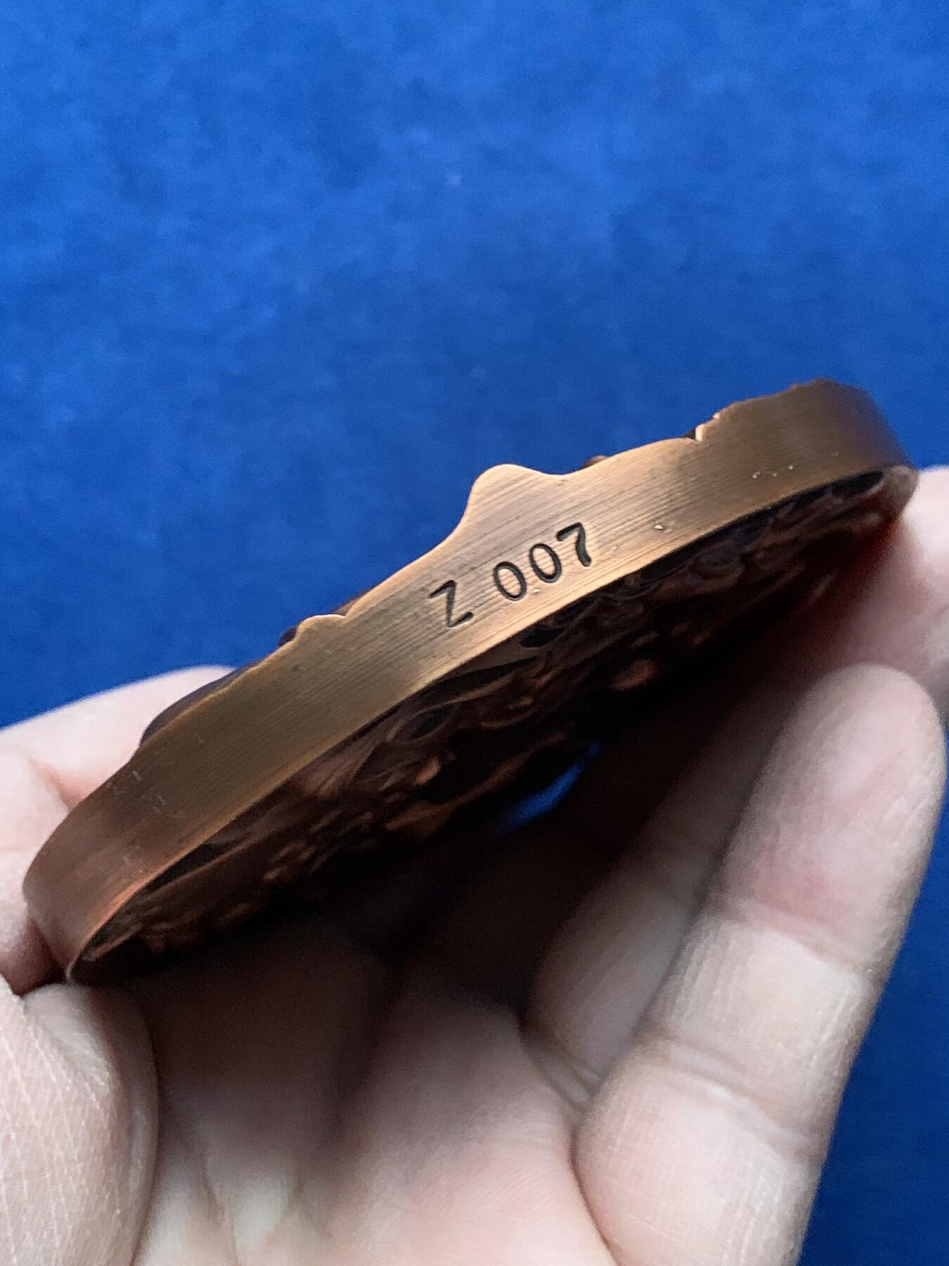 《竞宝斋》第443场 周日，周一，2场连拍 （全场包邮） 上海百拓稻草人之恋大铜章，编号007，总重约351克，直径80mm，原盒原证。