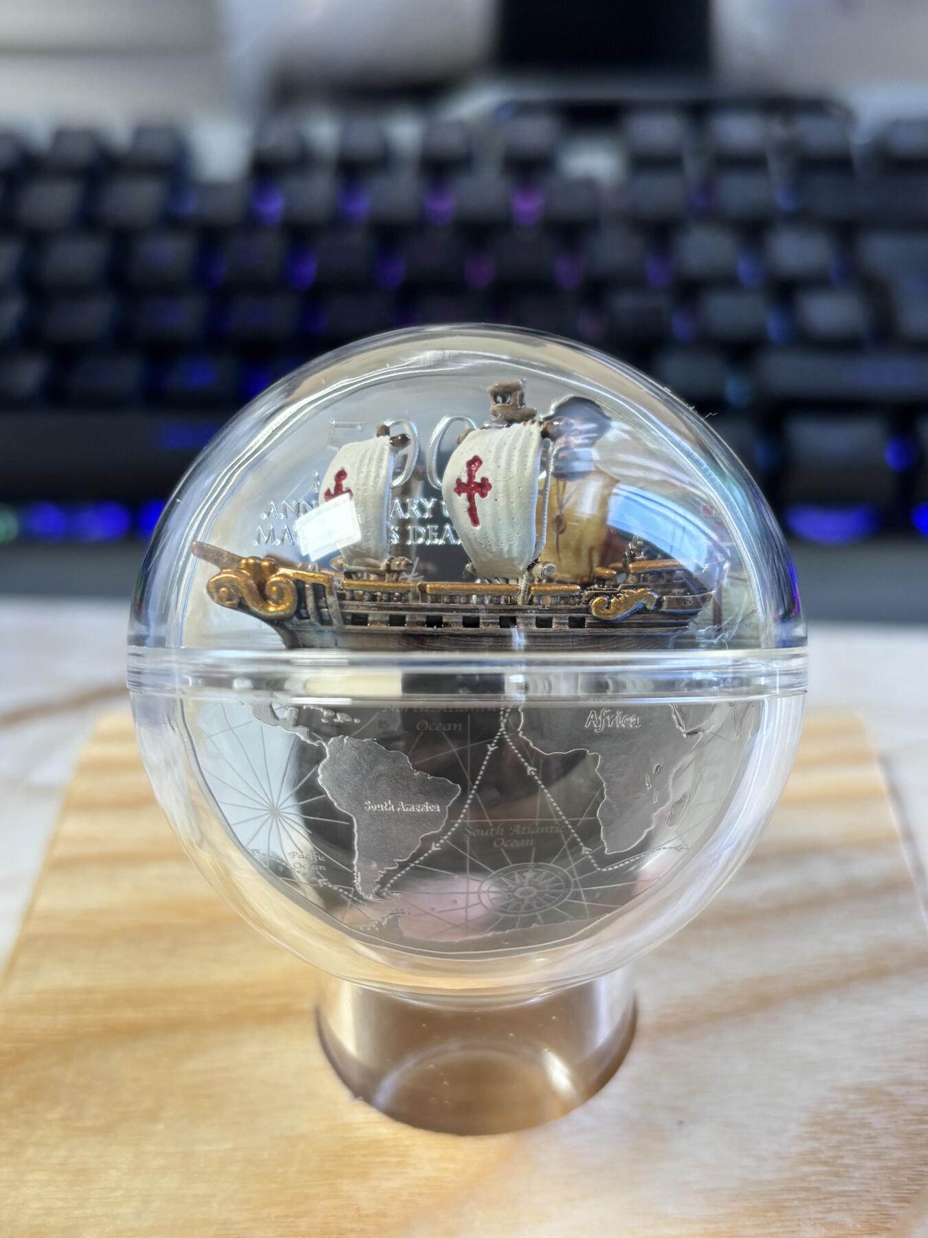 第183期拍卖 纽埃2021年麦哲伦环球航行立体镶嵌2盎司纪念银币，999银，发行333枚，亚克力盒有裂痕