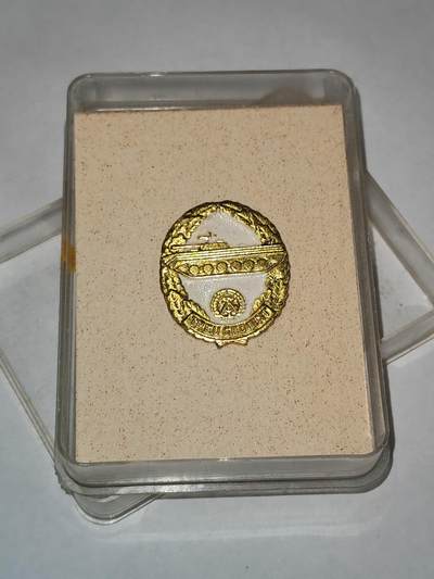 韵星假日拍卖第三十一期 -- Rimey Holidays Auction 31 - 民主德国优秀装甲兵驾驶员证章 带原盒