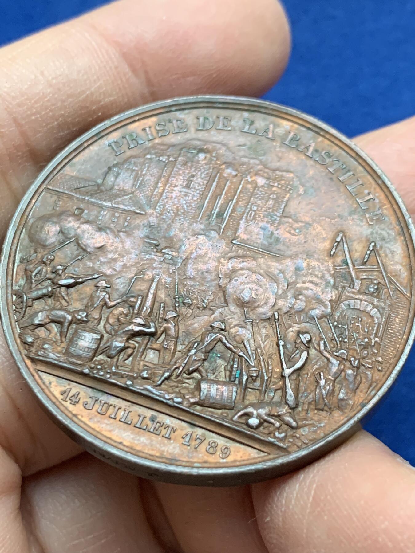 《竞宝斋》第443场 周日，周一，2场连拍 （全场包邮） 法国大革命-攻占巴士底狱纪念铜章 43.65克 42.2mm 船首边铭 早期版本 双面高浮雕 细节细腻