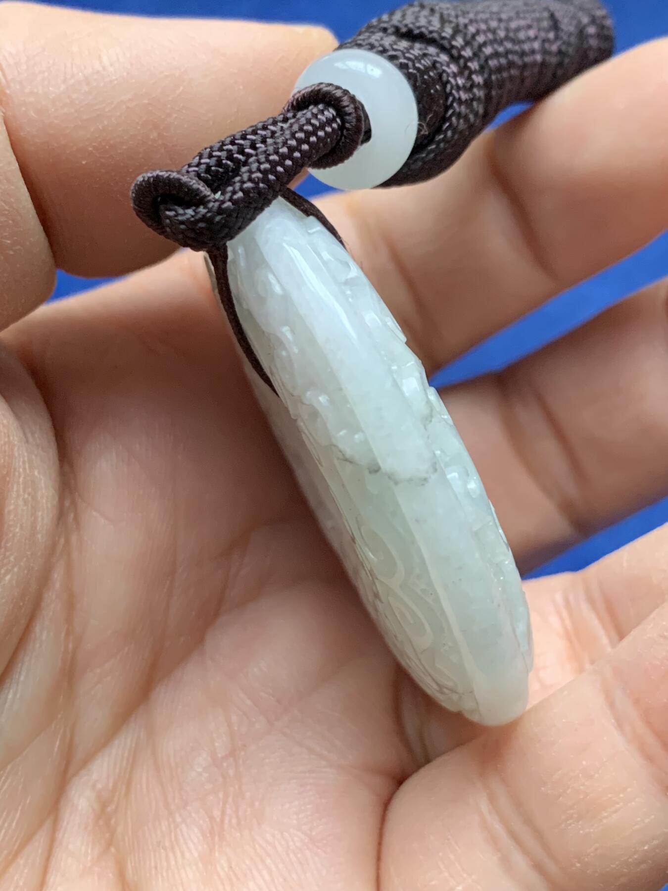 《竞宝斋》第443场 周日，周一，2场连拍 （全场包邮） 玉质平安扣手把件 50.1mm，厚度9.6mm左右，总重约47.6克，有裂纹，材质自辨，细节见图。