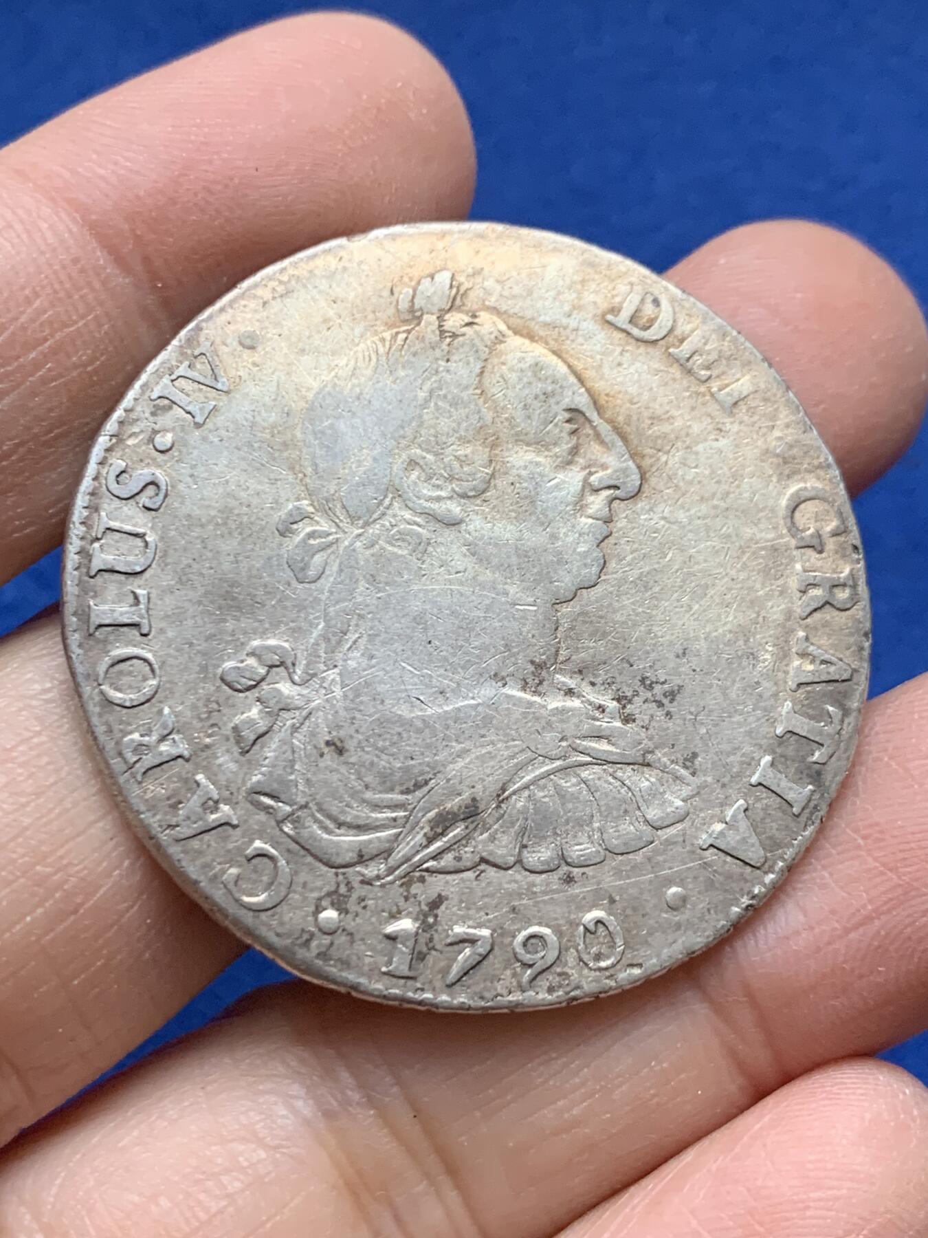 《竞宝斋》第443场 周日，周一，2场连拍 （全场包邮） 西属玻利维亚1790年卡三像过渡版双柱8R银币，过度版稀少，大币胚，特色十足，比同年墨西哥双柱大一圈