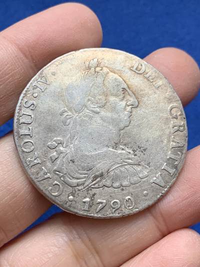 《竞宝斋》第443场 周日，周一，2场连拍 （全场包邮） - 西属玻利维亚1790年卡三像过渡版双柱8R银币，过度版稀少，大币胚，特色十足，比同年墨西哥双柱大一圈