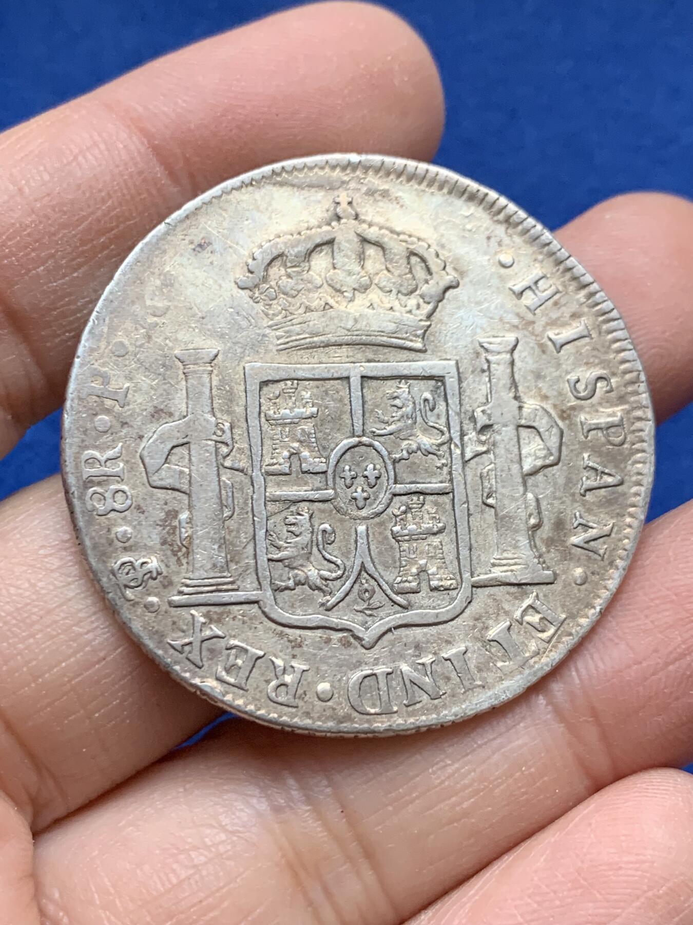 《竞宝斋》第443场 周日，周一，2场连拍 （全场包邮） 西属玻利维亚1790年卡三像过渡版双柱8R银币，过度版稀少，大币胚，特色十足，比同年墨西哥双柱大一圈