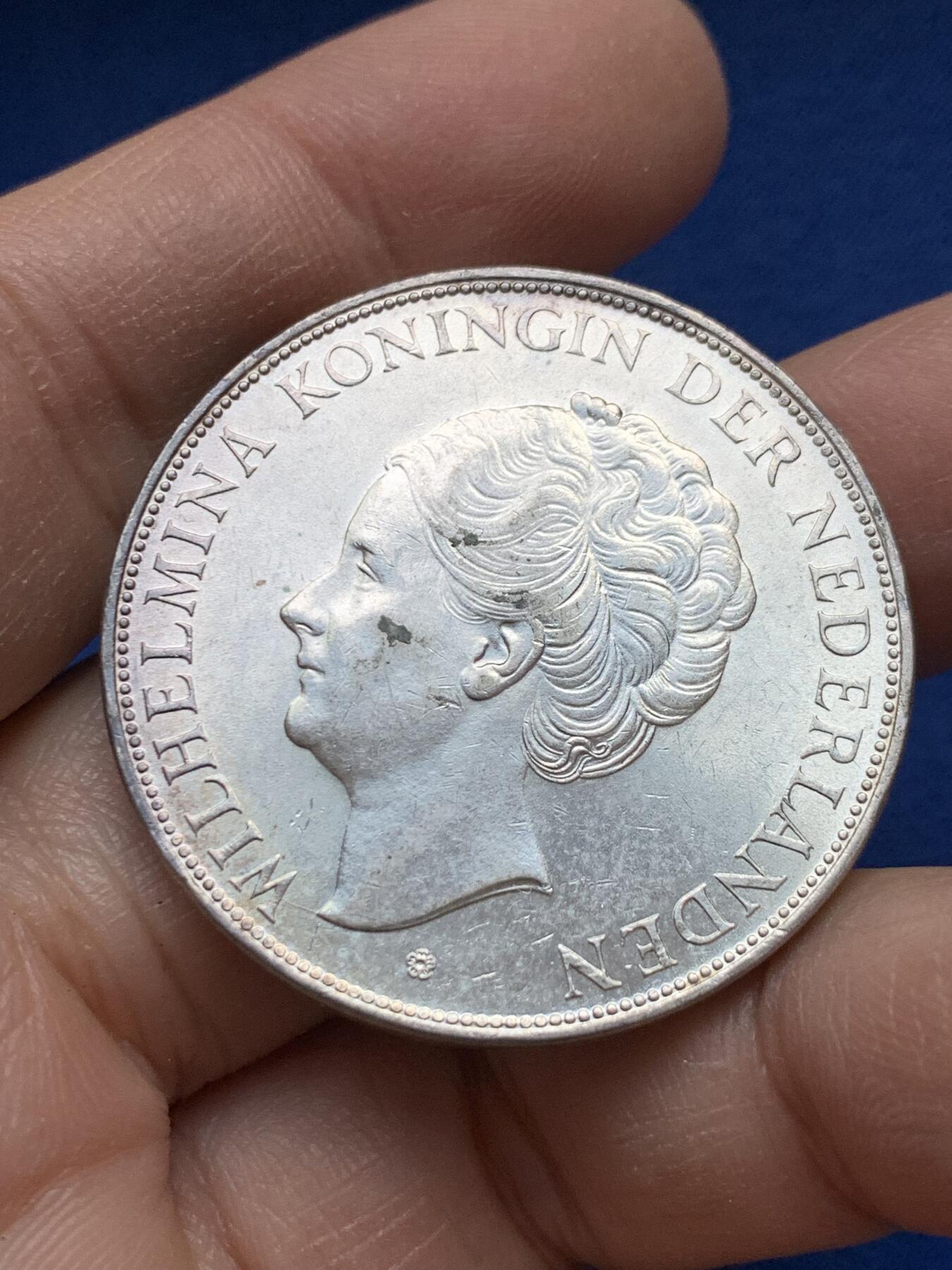 《竞宝斋》第443场 周日，周一，2场连拍 （全场包邮） 荷兰1939年威廉明娜2.5盾大银币 好品，光度漂亮，好看的紫罗兰彩