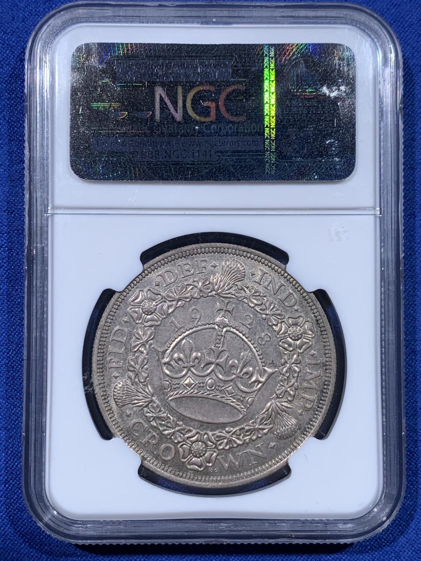 《竞宝斋》第443场 周日，周一，2场连拍 （全场包邮） NGC MS64 英国 1928年乔治五世花冠克朗银币，少见版本，发行量9034枚，两面非常好看的紫灰色包浆，花冠少有这样的醇熟包浆