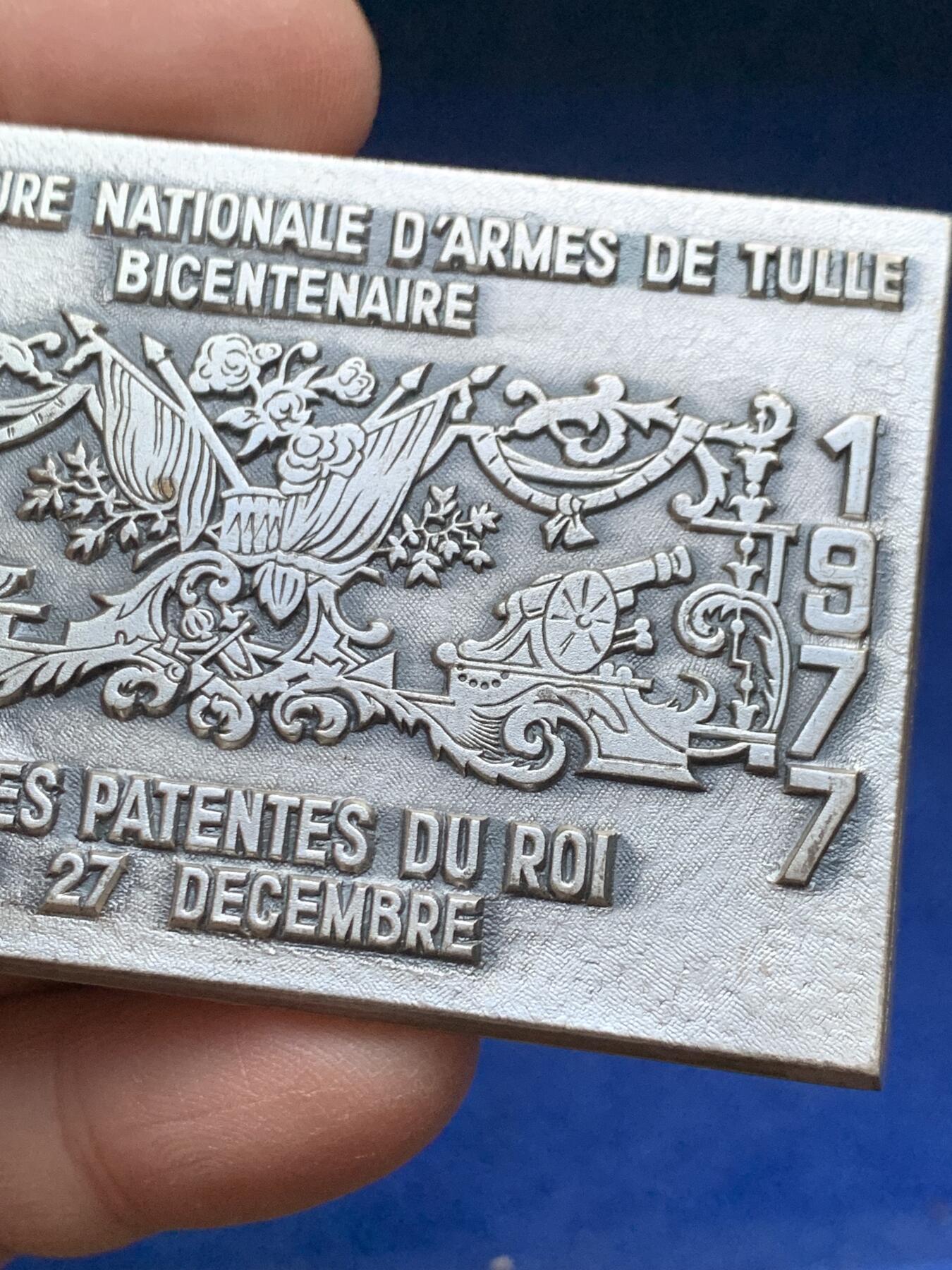 《竞宝斋》第443场 周日，周一，2场连拍 （全场包邮） 法国图勒国家兵工厂200周年方型纪念章 117.5克 50.7*76mm