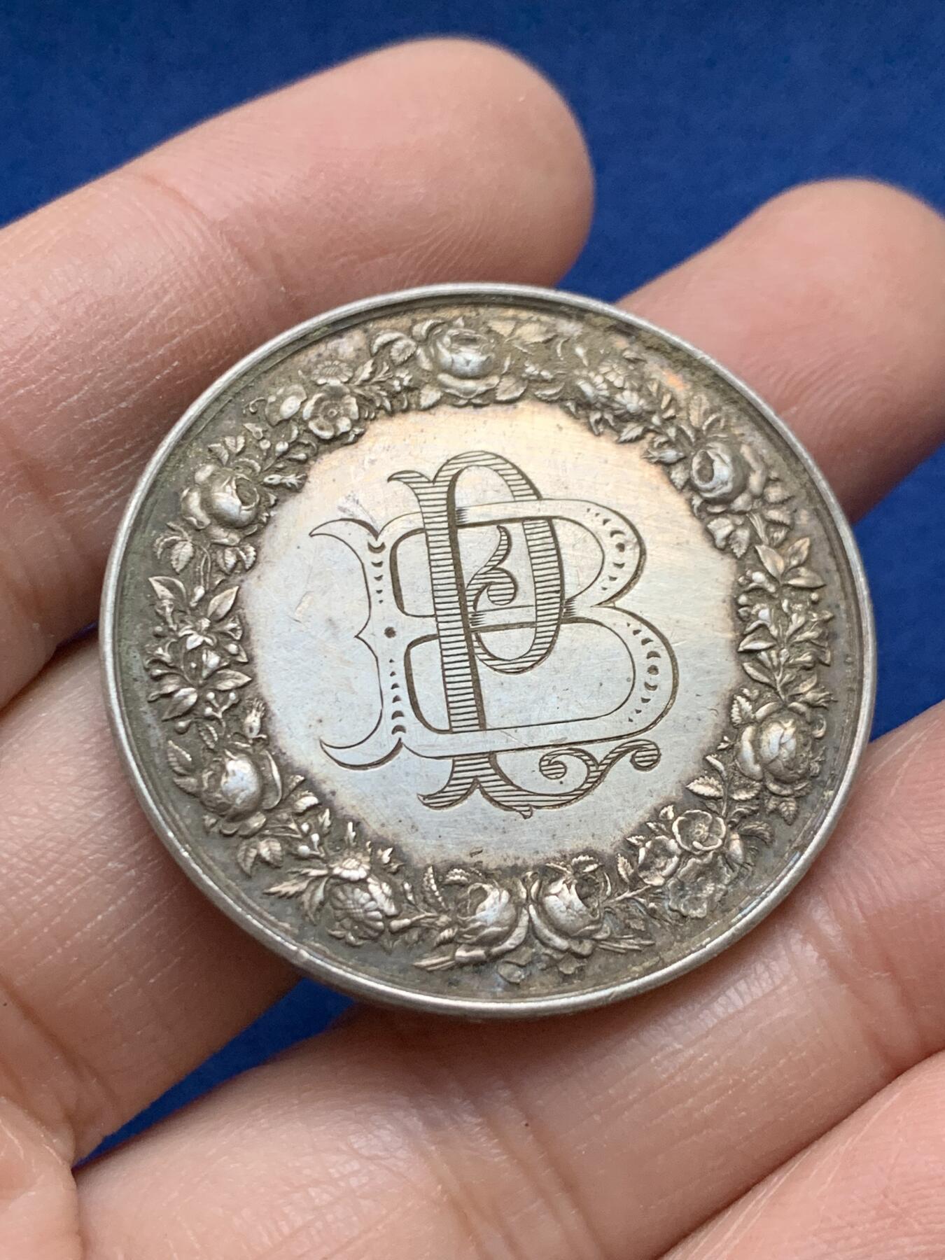 《竞宝斋》第443场 周日，周一，2场连拍 （全场包邮） 法国婚章 22克 36.8mm 1873 蜜蜂银标 背面刻画漂亮