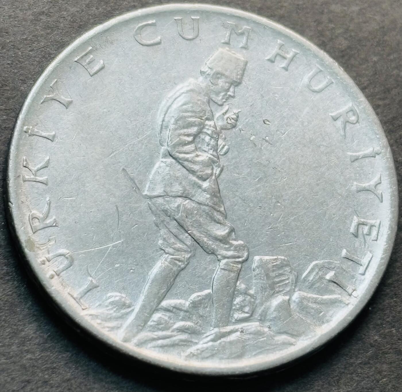 文馨钱币收藏第 284 场，【 长期接收代拍品】老藏家拍品南朝鲜李承晚时期货币，泰国大型纪念币，土耳其各时期及各国套币场 星月形向左 1977 年土耳其 2.5 里拉大币 30mm 第二版