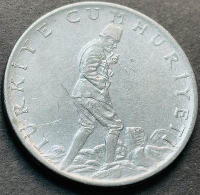 文馨钱币收藏第 284 场，【 长期接收代拍品】老藏家拍品南朝鲜李承晚时期货币，泰国大型纪念币，土耳其各时期及各国套币场 - 星月形向左 1977 年土耳其 2.5 里拉大币 30mm 第二版