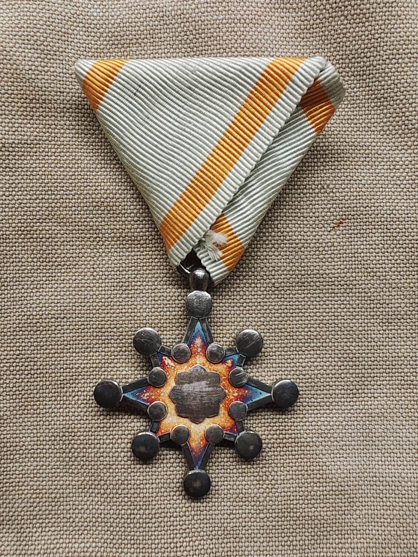 明治七等瑞宝纯银鎏金纪勋章