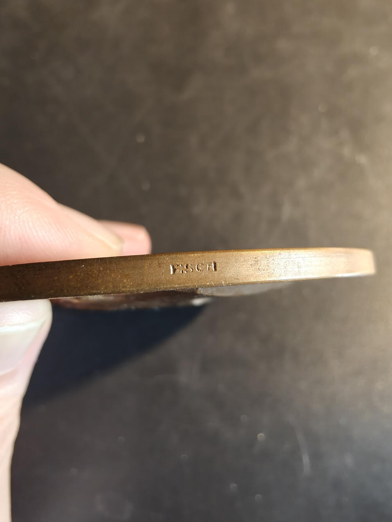 老王徽章第167期 比利时下桑布尔与下沙勒洛瓦煤炭协会主席大铜章     直径70mm.    重量137.5g