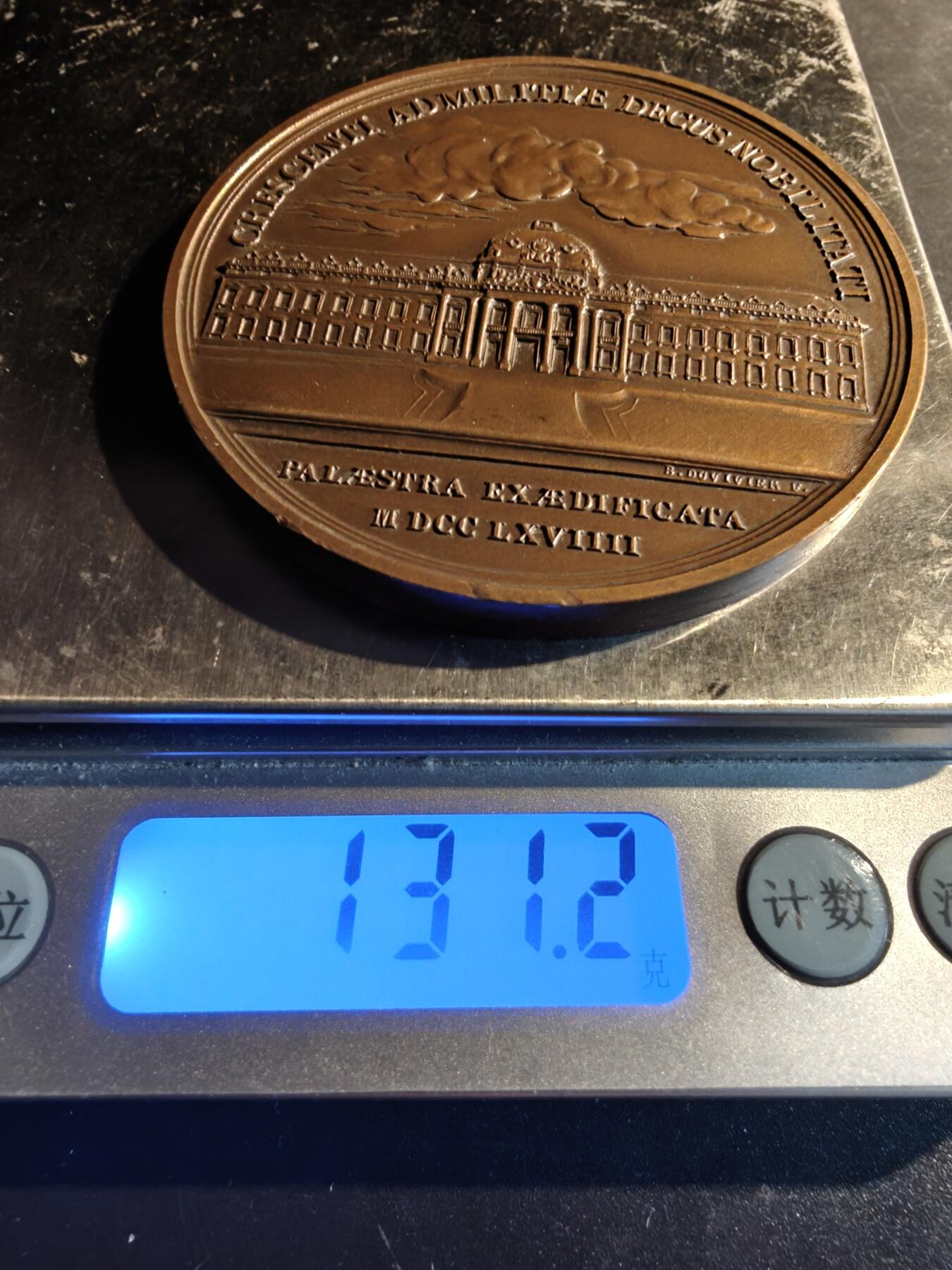 老王徽章第167期 1964年法国空中作战研究生院大铜章      正面为巴黎荣军院      直径64mm.     重量131.2g