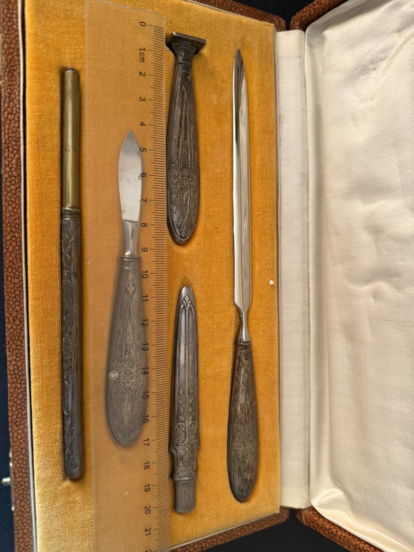 海外回流精品拍卖 法国回流西洋古董银制文房四宝套装 带原装盒。重89.6g，纹饰精美。