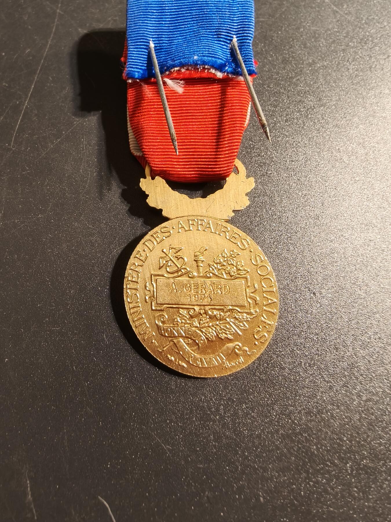 老王徽章第167期 法国金级劳工奖章    950银镀金     金棕榈勋饰     15.8g