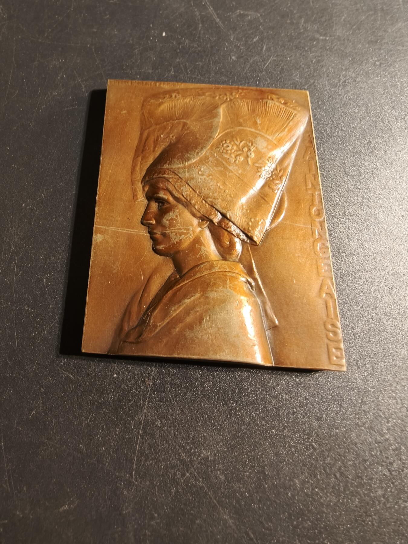 老王徽章第167期 法国传统女性方形纪念章     高浮雕     尺寸48×63mm.    重量110.8g