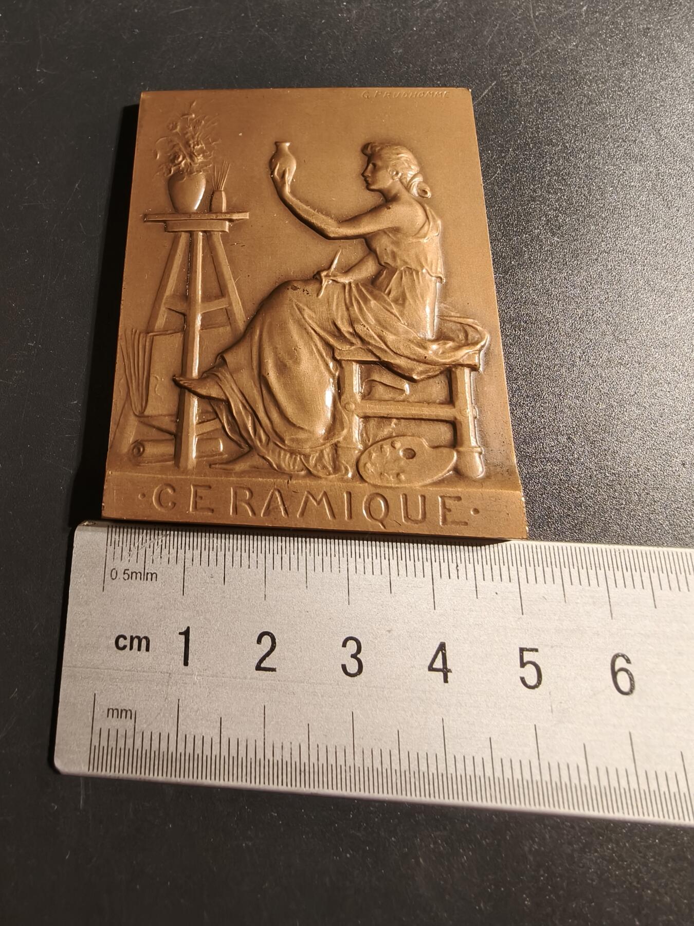 老王徽章第167期 法国陶瓷工业联合会方形大铜章    原盒     大师普鲁多姆作品    尺寸65×49mm.    重量113.6g