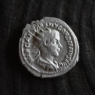 【良泉】【2025年最后一场】12月18日晚19.30点开拍！188组【直播场】西方古代钱币、丝路杂项、印章！ - 公元238-239年【古罗马】戈尔迪安三世，背和平女神，铭文PAX AVGVSTI（和平的奥古斯都）安敦尼银币，3.02克