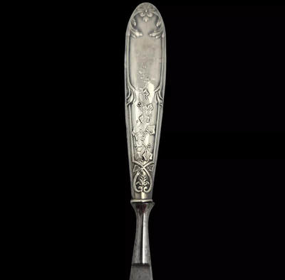 海外回流精品拍卖（五一专场） 法国回流19世纪银制火漆印章与拆信刀套装 火漆章尺寸：8.7cm，重12.8g ；拆信刀尺寸：13.6cm，14.5g手柄处含银量900，刀处为合金，雕花，工艺精美。