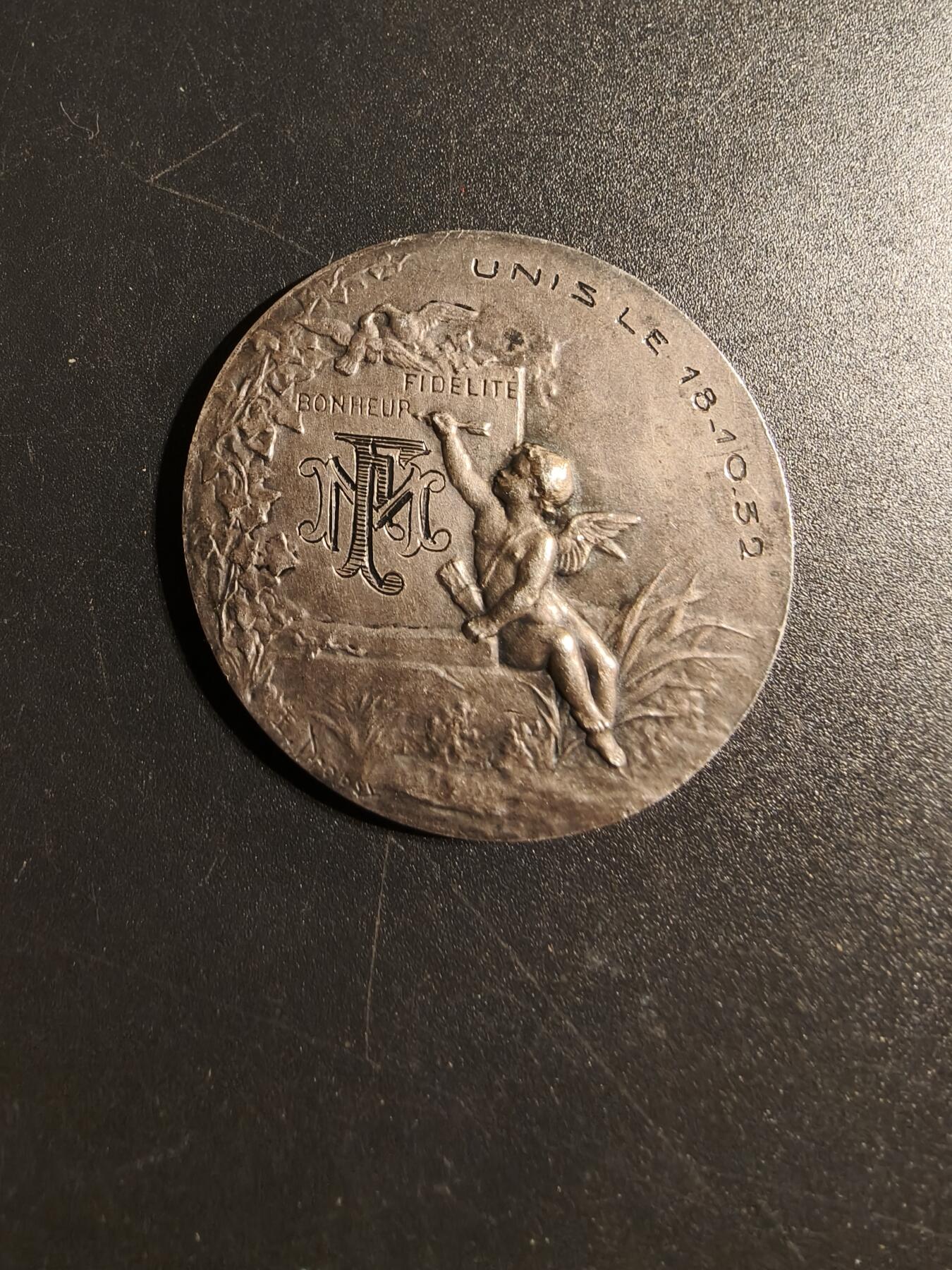 老王徽章第167期 法国银婚章    原盒    大师Dropsy版本     银质少见大尺寸     直径38mm.    重量21g